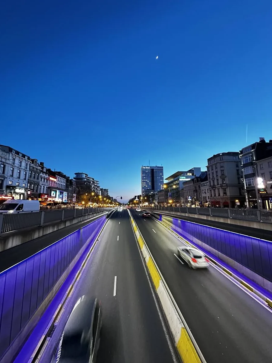 Boulevard urbain — heure bleue