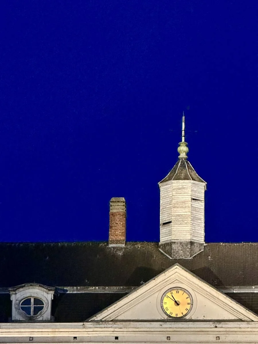 Clocher doré sur ciel nuit